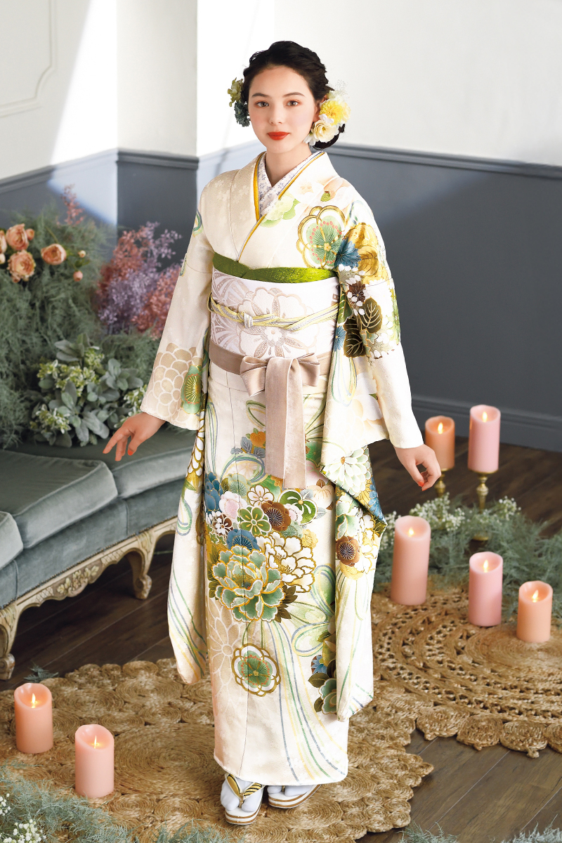 トレンドのニュアンスカラーが目を引く白振袖。お洒落で自分らしい成人式を三原市で。