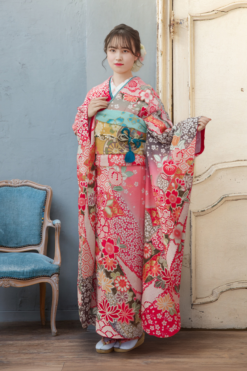 可憐な桃色に多彩な花々が咲き誇る、お嬢様人気の高いピンク振袖。アンティークスタジオの柔らかな光に包まれて、自分史上最高の「可愛い」を残す成人式。