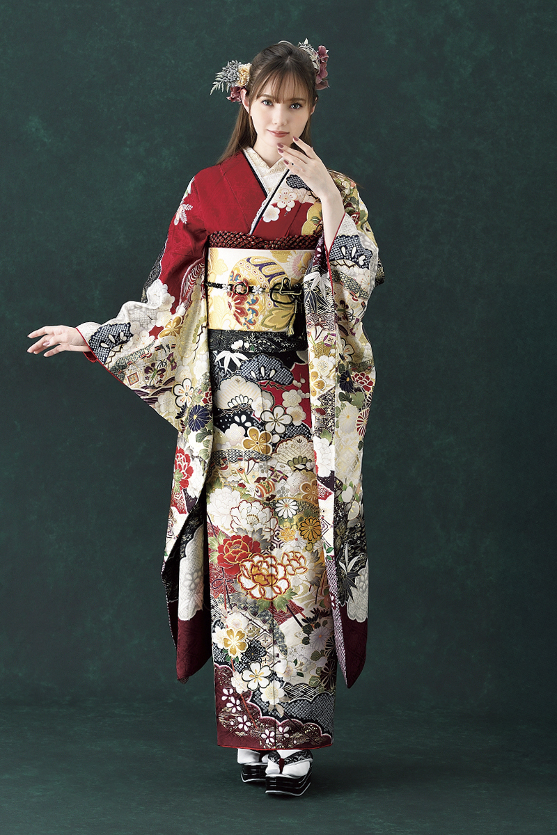大人っぽく洗練された赤の振袖。シックな地色に華やかな花々が舞う、高級感あふれる一着。個性が光るモダンなコーディネート。