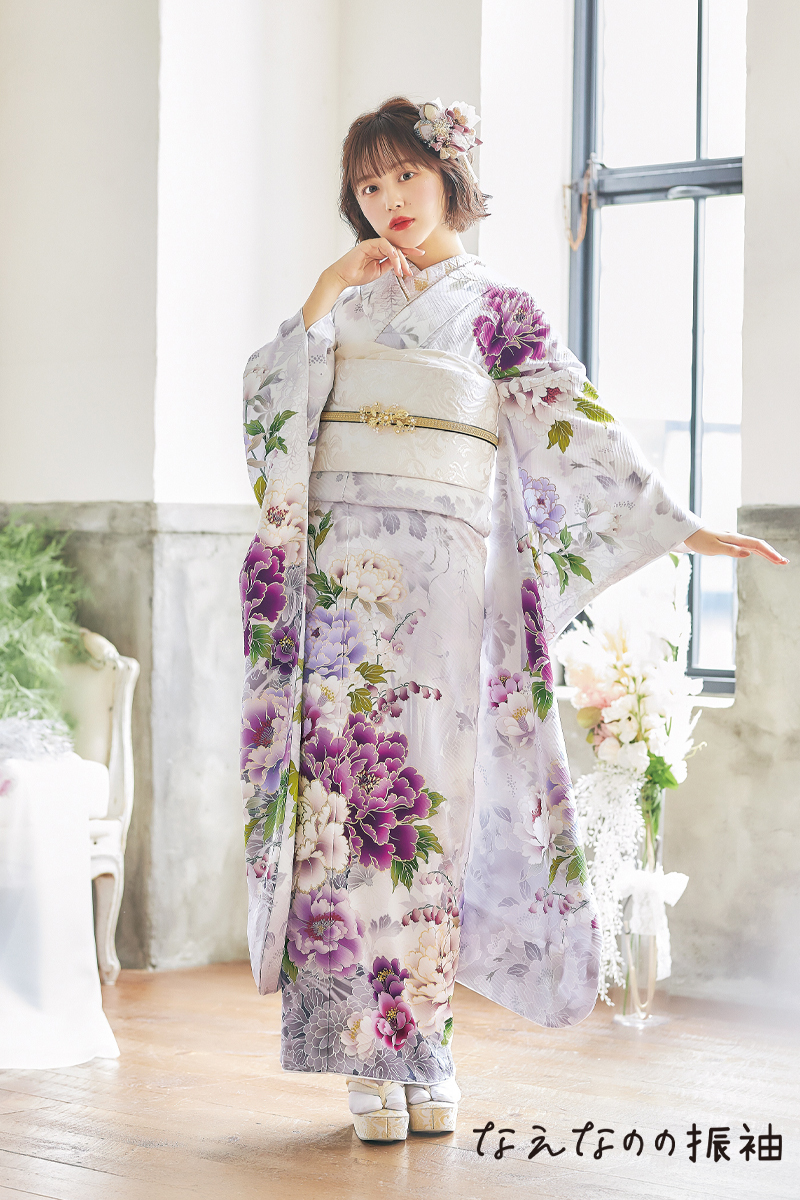 なえなの振袖。淡いラベンダーグレーに紫の花々が舞う、透明感あふれる最新くすみカラー振袖。儚げで上品な、二十歳の洗練スタイル。